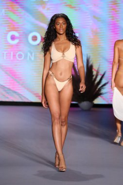 Miami Yüzme Haftası Paraiso Miami Sahili 'nde 9 Temmuz 2021' de Miami Beach, Florida 'da bir manken yeni yüzme markası Neena yüzüşü eşliğinde podyumda yürüyor..