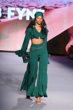 MIAMI BEACH, FLORIDA - 09 Temmuz 2021 'de Miami Beach, Florida' da bir model Bfyne Runway Show için podyumda yürüyor..