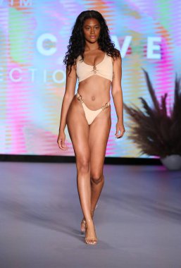 Miami Yüzme Haftası Paraiso Miami Sahili 'nde 9 Temmuz 2021' de Miami Beach, Florida 'da bir manken yeni yüzme markası Neena yüzüşü eşliğinde podyumda yürüyor..