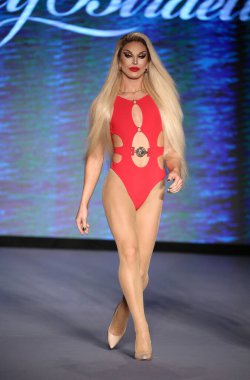 MIAMI BEACH, FLORIDA - 10 Temmuz 2021 'de Miami Beach, Florida' daki Paraiso Çadırı 'nda Bal Birdette için Miami Yüzme Haftası' nda bir model podyumda yürüyor..