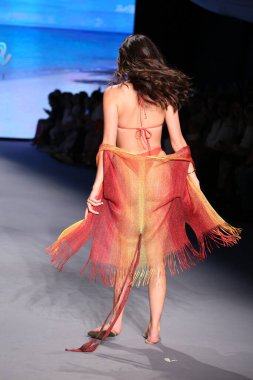 MIAMI BEACH, FLORIDA - 10 Temmuz 2021 'de Miami Beach, Florida' da Paraiso Miami Sahili 'nde Luli Fama için bir model podyumda yürüyor..