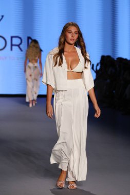 MIAMI BEACH, FLORIDA - 08 Temmuz 2021 'de Miami Beach, Florida' da Paraiso Çadırı 'nda Paraiso Miami Sahili için Ancora Show' u sunan bir model DESTINATION Kolombiya podyumunda yürüyor..