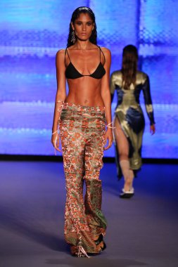 MIAMI BEACH, FLORIDA - 09 Temmuz 2021 'de Miami Beach, Florida' da Paraiso Çadırı 'ndaki Futural Resist FW21 gösterisinde bir model podyumda yürüyor..