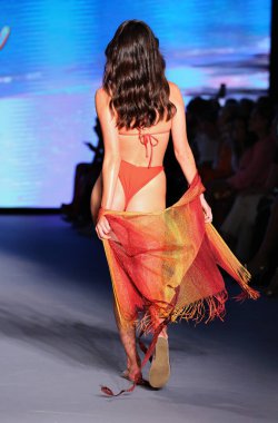 MIAMI BEACH, FLORIDA - 10 Temmuz 2021 'de Miami Beach, Florida' da Paraiso Miami Sahili 'nde Luli Fama için bir model podyumda yürüyor..