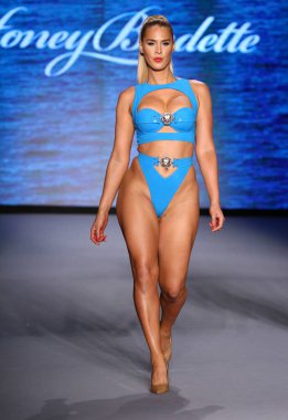 MIAMI BEACH, FLORIDA - 10 Temmuz 2021 'de Miami Beach, Florida' daki Paraiso Çadırı 'nda Bal Birdette için Miami Yüzme Haftası' nda bir model podyumda yürüyor..