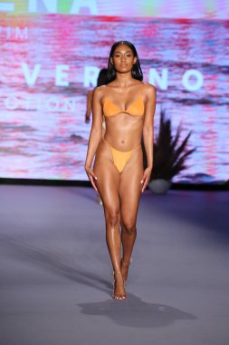 Miami Yüzme Haftası Paraiso Miami Sahili 'nde 9 Temmuz 2021' de Miami Beach, Florida 'da bir manken yeni yüzme markası Neena yüzüşü eşliğinde podyumda yürüyor..