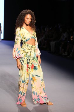 MIAMI BEACH, FLORIDA - 08 Temmuz 2021 'de Miami Beach, Florida' daki Paraiso Çadırı 'nda Paraiso Miami için PQ Yüzme Gösterisi sunan Kolombiya için bir model podyumda yürüyor..