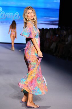 MIAMI BEACH, FLORIDA - 10 Temmuz 2021 'de Miami Beach, Florida' da Paraiso Miami Sahili 'nde Luli Fama için bir model podyumda yürüyor..