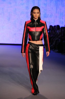 MIAMI BEACH, FLORIDA - 09 Temmuz 2021 'de Miami Beach, Florida' da Paraiso Çadırı 'ndaki Futural Resist FW21 gösterisinde bir model podyumda yürüyor..