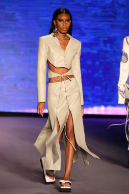 MIAMI BEACH, FLORIDA - 09 Temmuz 2021 'de Miami Beach, Florida' da Paraiso Çadırı 'ndaki Futural Resist FW21 gösterisinde bir model podyumda yürüyor..