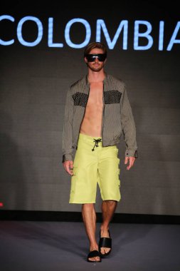 MIAMI BEACH, FLORIDA - 08 Temmuz 2021 'de Miami Beach, Florida' da Miami International University of Art and Design Swim Show için podyumda bir model yürür..