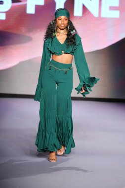 MIAMI BEACH, FLORIDA - 09 Temmuz 2021 'de Miami Beach, Florida' da bir model Bfyne Runway Show için podyumda yürüyor..
