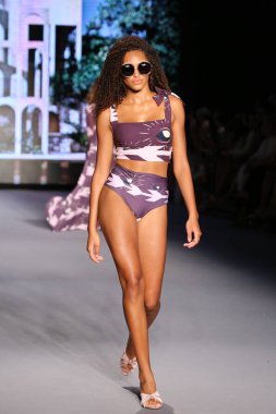 MIAMI BEACH, FLORIDA - 08 Temmuz 2021 'de Miami Beach, Florida' daki Paraiso Çadırı 'nda Paraiso Miami Sahili için Mola Mola Show' u sunan Kolombiya Devrimi için bir model podyumda yürüyor..