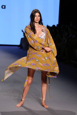 MİAMİ BEACH, FLORIDA - 08 Temmuz 2021 'de Miami Beach, Florida' da Paraiso Miami Sahili 'nde Bahama Mama Show' u sunan Kolombiya için bir model podyumda yürüyor..