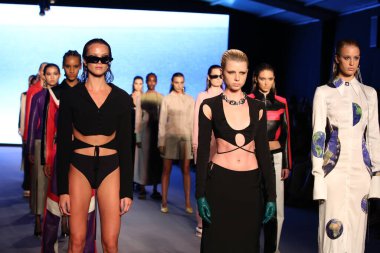 MIAMI BEACH, FLORIDA - 09 Temmuz 2021 'de Miami Beach, Florida' da Paraiso Miami Sahili 'nde Futural Resist FW21 gösterisi poz verdi..