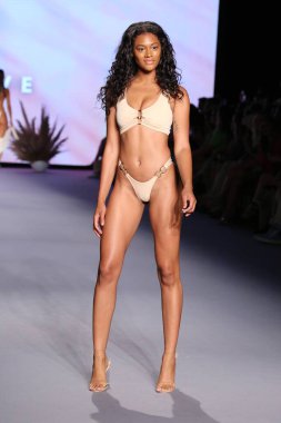 Miami Yüzme Haftası Paraiso Miami Sahili 'nde 9 Temmuz 2021' de Miami Beach, Florida 'da bir manken yeni yüzme markası Neena yüzüşü eşliğinde podyumda yürüyor..