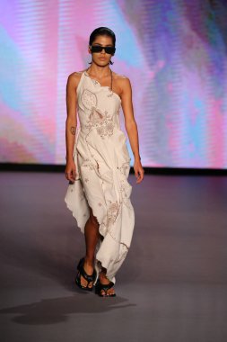 MIAMI BEACH, FLORIDA - 09 Temmuz 2021 'de Miami Beach, Florida' da Paraiso Çadırı 'ndaki Futural Resist FW21 gösterisinde bir model podyumda yürüyor..