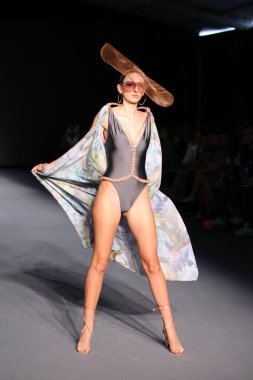 MIAMI BEACH, FLORIDA - 08 Temmuz 2021 'de Miami Beach, Florida' da Miami International University of Art and Design Swim Show için podyumda bir model yürür..