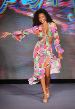 MIAMI BEACH, FLORIDA - 10 Temmuz 2021 'de Miami Beach, Florida' da Paraiso Miami Sahili 'nde Luli Fama için bir model podyumda yürüyor..