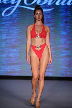 MIAMI BEACH, FLORIDA - 10 Temmuz 2021 'de Miami Beach, Florida' daki Paraiso Çadırı 'nda Bal Birdette için Miami Yüzme Haftası' nda bir model podyumda yürüyor..