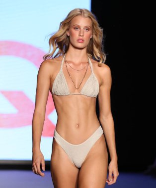 MIAMI BEACH, FLORIDA - 08 Temmuz 2021 'de Miami Beach, Florida' daki Paraiso Çadırı 'nda Paraiso Miami için PQ Yüzme Gösterisi sunan Kolombiya için bir model podyumda yürüyor..