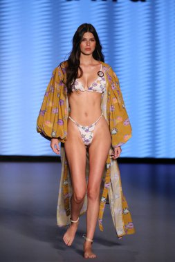 MİAMİ BEACH, FLORIDA - 08 Temmuz 2021 'de Miami Beach, Florida' da Paraiso Miami Sahili 'nde Bahama Mama Show' u sunan Kolombiya için bir model podyumda yürüyor..