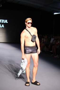 MIAMI BEACH, FLORIDA - 08 Temmuz 2021 'de Miami Beach, Florida' da Miami International University of Art and Design Swim Show için podyumda bir model yürür..