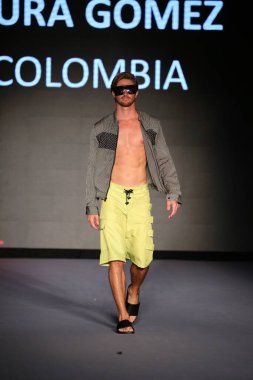 MIAMI BEACH, FLORIDA - 08 Temmuz 2021 'de Miami Beach, Florida' da Miami International University of Art and Design Swim Show için podyumda bir model yürür..