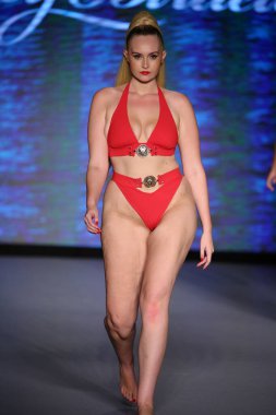 MIAMI BEACH, FLORIDA - 10 Temmuz 2021 'de Miami Beach, Florida' daki Paraiso Çadırı 'nda Bal Birdette için Miami Yüzme Haftası' nda bir model podyumda yürüyor..