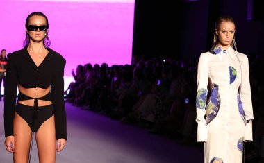 MIAMI BEACH, FLORIDA - 09 Temmuz 2021 'de Miami Beach, Florida' da Paraiso Miami Sahili 'nde Futural Resist FW21 gösterisi poz verdi..