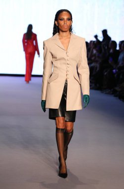 MIAMI BEACH, FLORIDA - 09 Temmuz 2021 'de Miami Beach, Florida' da Paraiso Çadırı 'ndaki Futural Resist FW21 gösterisinde bir model podyumda yürüyor..