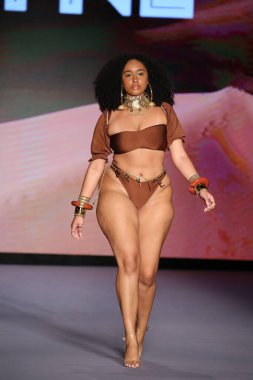 MIAMI BEACH, FLORIDA - 09 Temmuz 2021 'de Miami Beach, Florida' da bir model Bfyne Runway Show için podyumda yürüyor..