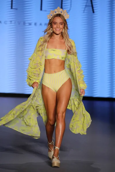 Miami Beach Florida July Model Walks Runway Destination Colombia Presenting — Stock Photo, Image