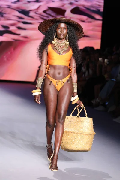Miami Beach Florida Července Modelka Kráčí Ranveji Pro Bfyne Runway — Stock fotografie