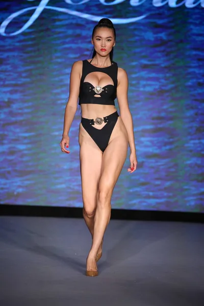 Miami Beach Florida Juli Model Walks Runway Honey Birdette Miami — Stockfoto