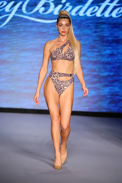 Miami Beach Florida Juli Model Walks Runway Honey Birdette Miami — Stockfoto