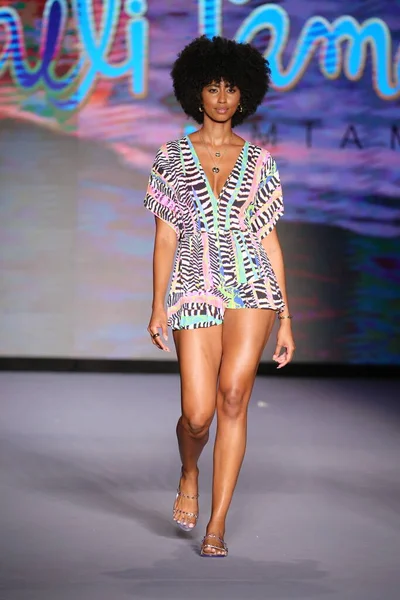 Miami Beach Florida Juli Ein Model Läuft Für Luli Fama — Stockfoto