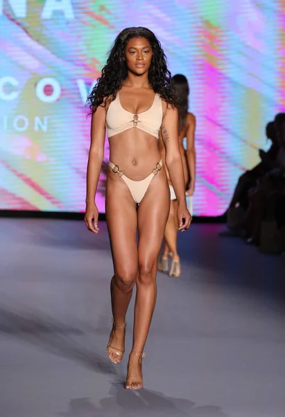 Miami Beaca Florida July Model Walk Runway Polly Launch New — 스톡 사진