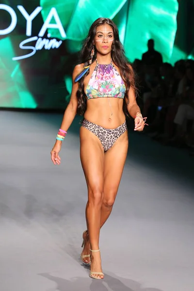 Miami Beach Florida Lipiec Modelka Spaceruje Pasie Startowym Liliany Montoya — Zdjęcie stockowe