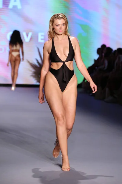 Miami Beach Florida Juli Model Walks Runway Polly Lansera Nya — Stockfoto