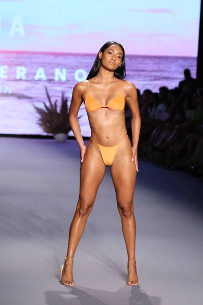 Miami Beach Florida Juli Model Walks Runway Polly Lansera Nya — Stockfoto