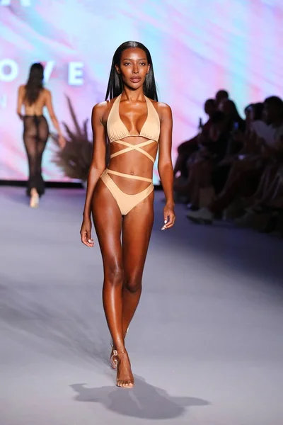 Miami Beach Florida Juli Model Walks Runway Polly Lansera Nya — Stockfoto