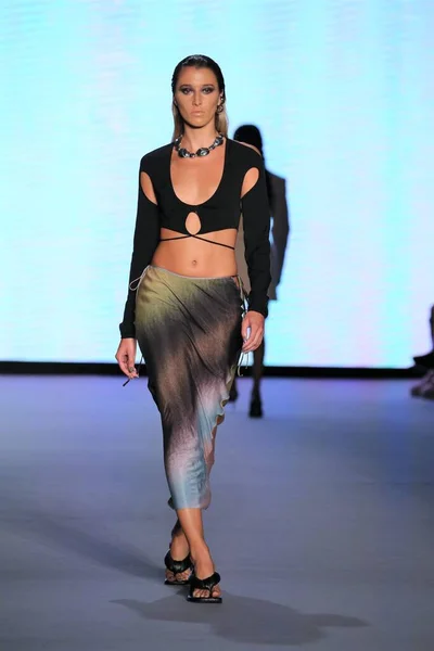 Miami Beach Florida Juli Model Walks Runway Simonett Futural Resist — Stockfoto