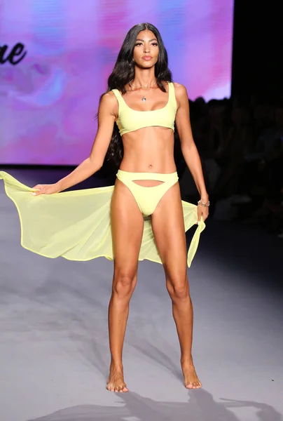 Miami Beach Florida July Model Walks Runway Life Style Group — Stock Photo, Image