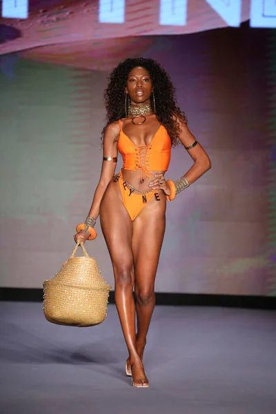 Miami Beach Florida July 2021年7月9日 一位模特在佛罗里达州迈阿密海滩参加了Bfyne Runway Show Presented Models — 图库照片