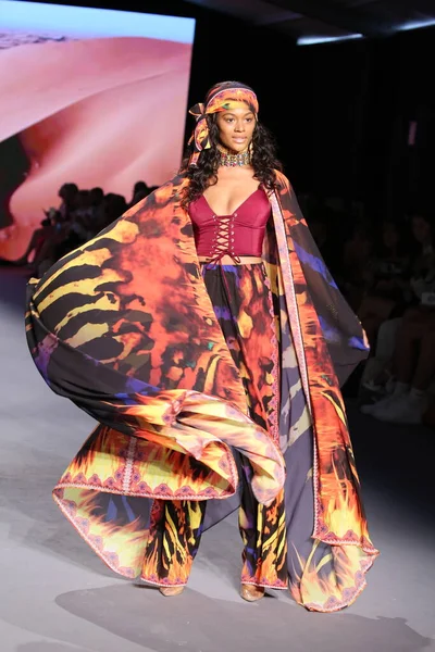 Miami Beach Florida Julho Model Walks Runway Bfyne Runway Show — Fotografia de Stock