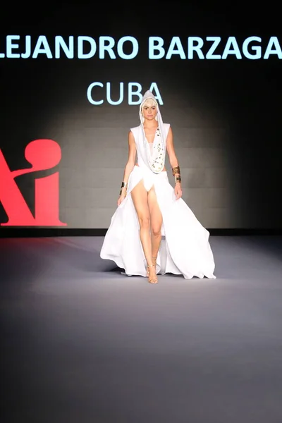 Miami Beach Florida July Model Walks Runway Miami International University — Stock Photo, Image