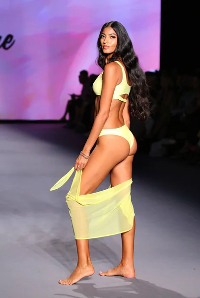 Miami Beach Florida July Model Walks Runway Life Style Group — Stock Photo, Image