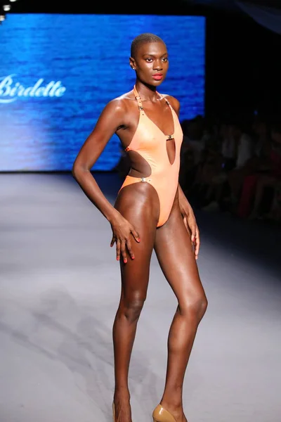 Miami Beach Florida Julho Modelo Caminha Pista Para Honey Birdette — Fotografia de Stock
