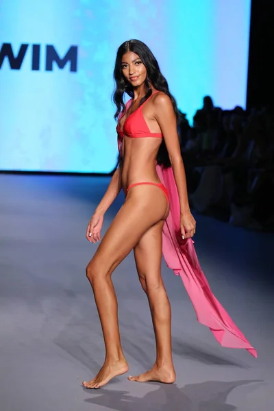 Miami Beach Florida Lipiec Modelka Spaceruje Pasie Startowym Podczas Life — Zdjęcie stockowe